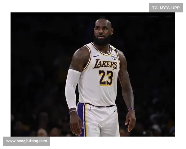 NBA最新动态：詹姆斯确认续约湖人队并携手年轻球员冲击总冠军